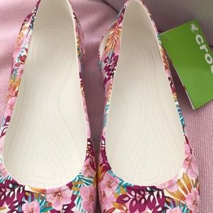 crocs laura graphic flats
